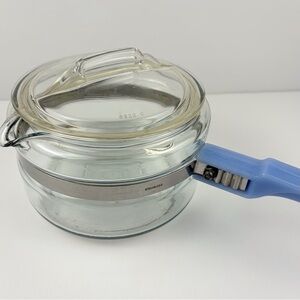 PYREX Vtg Lidded Clear Glass 4 Cup Pot Saucepan Spout Blue Delphite Handle 6322
